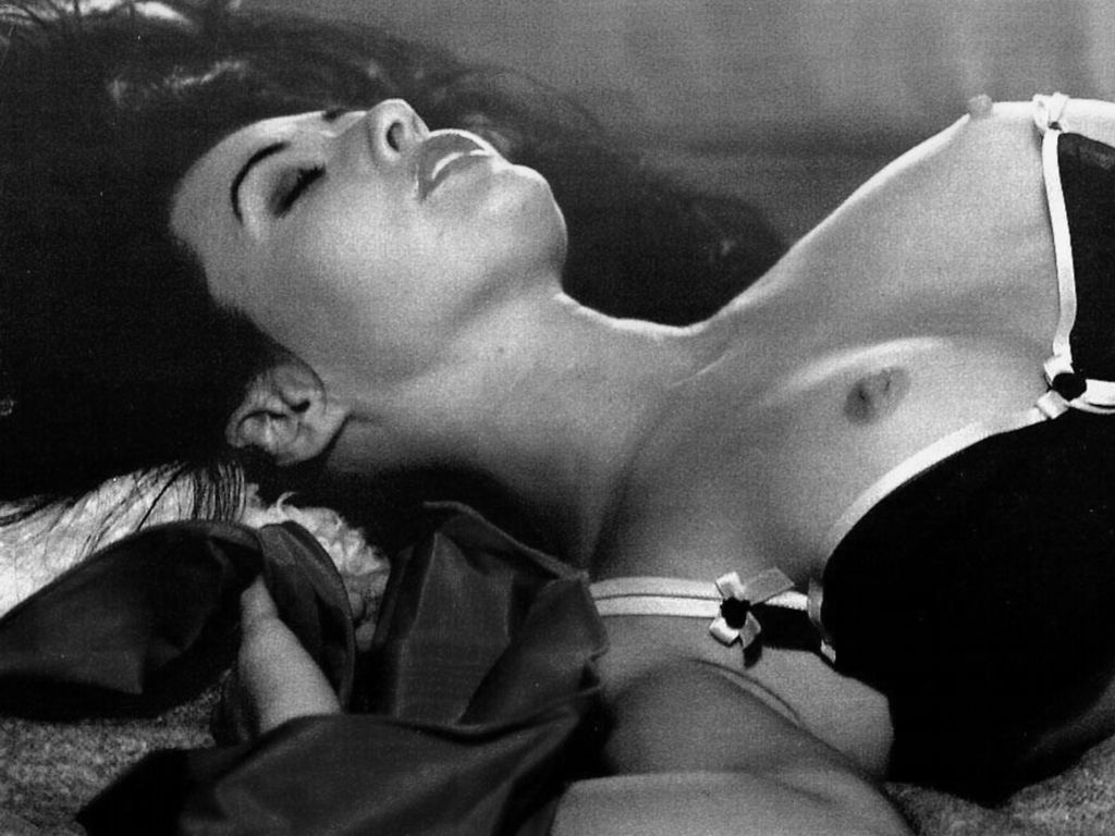 Shannen Dohery sexy topless