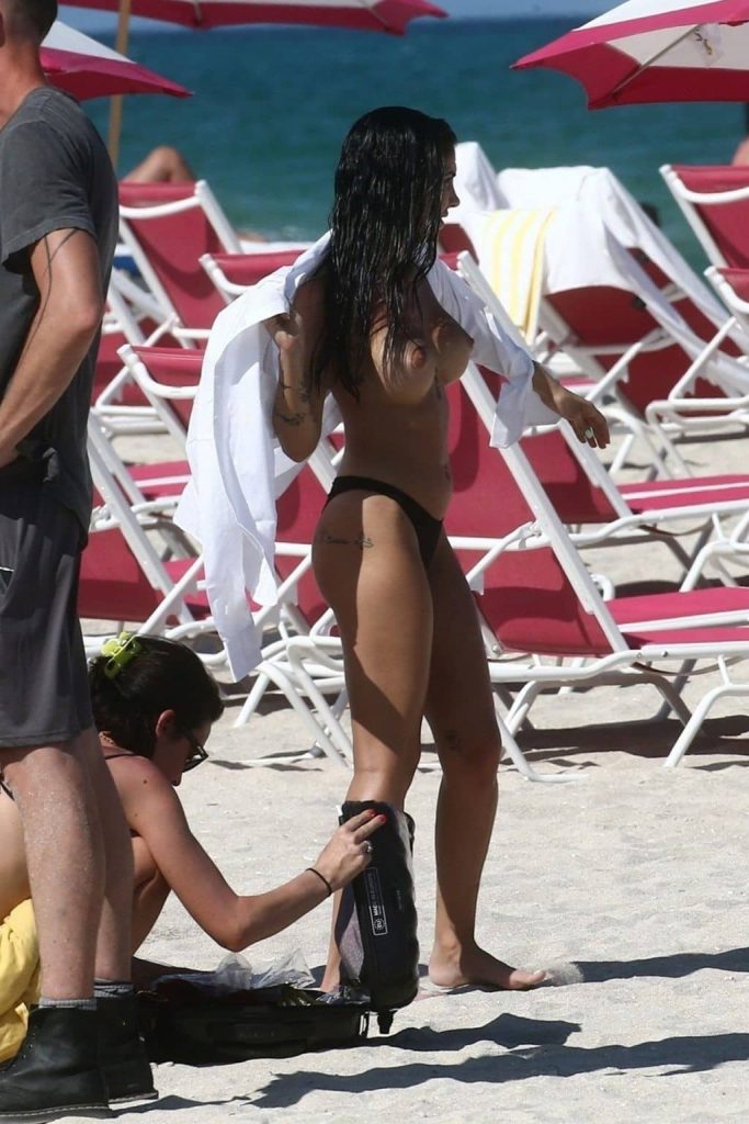 Giulia De Lellis topless beach 1