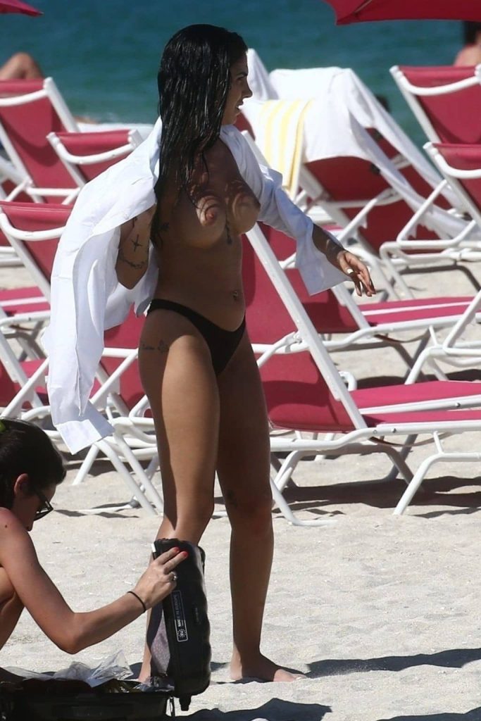 Giulia De Lellis topless beach 5