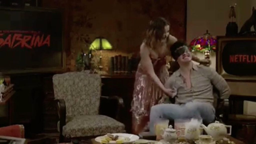 Kiernan Shipka tickles Gavin