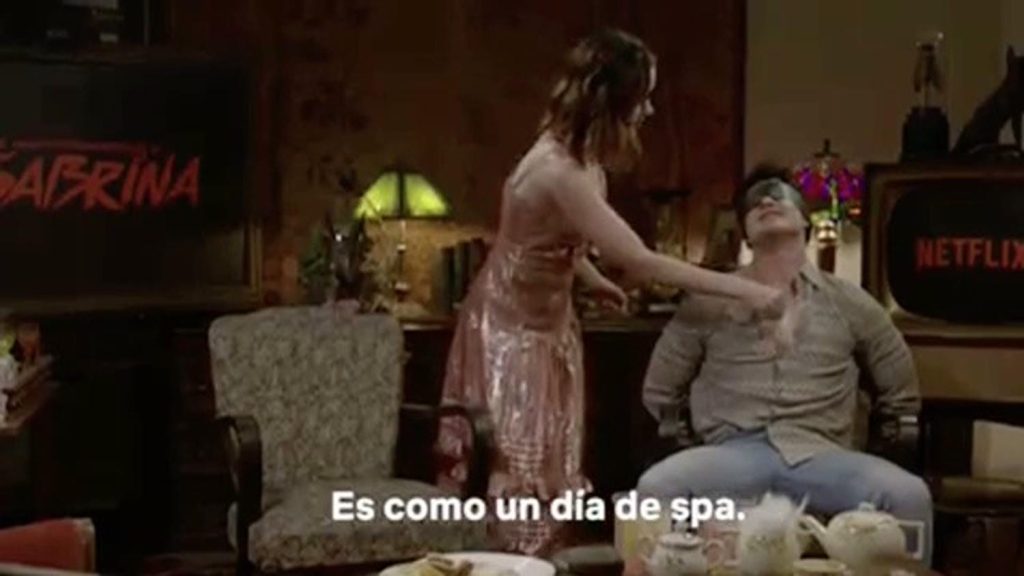 Kiernan Shipka tickles Gavin