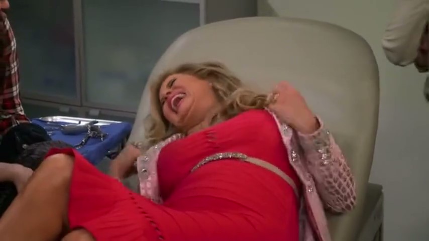 Two Broke Girls [S05E06] tickling 