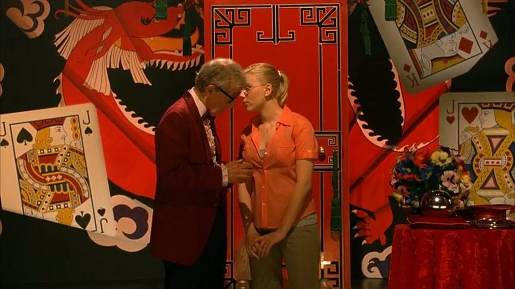 Scoop tickling (Scarlett Johansson)