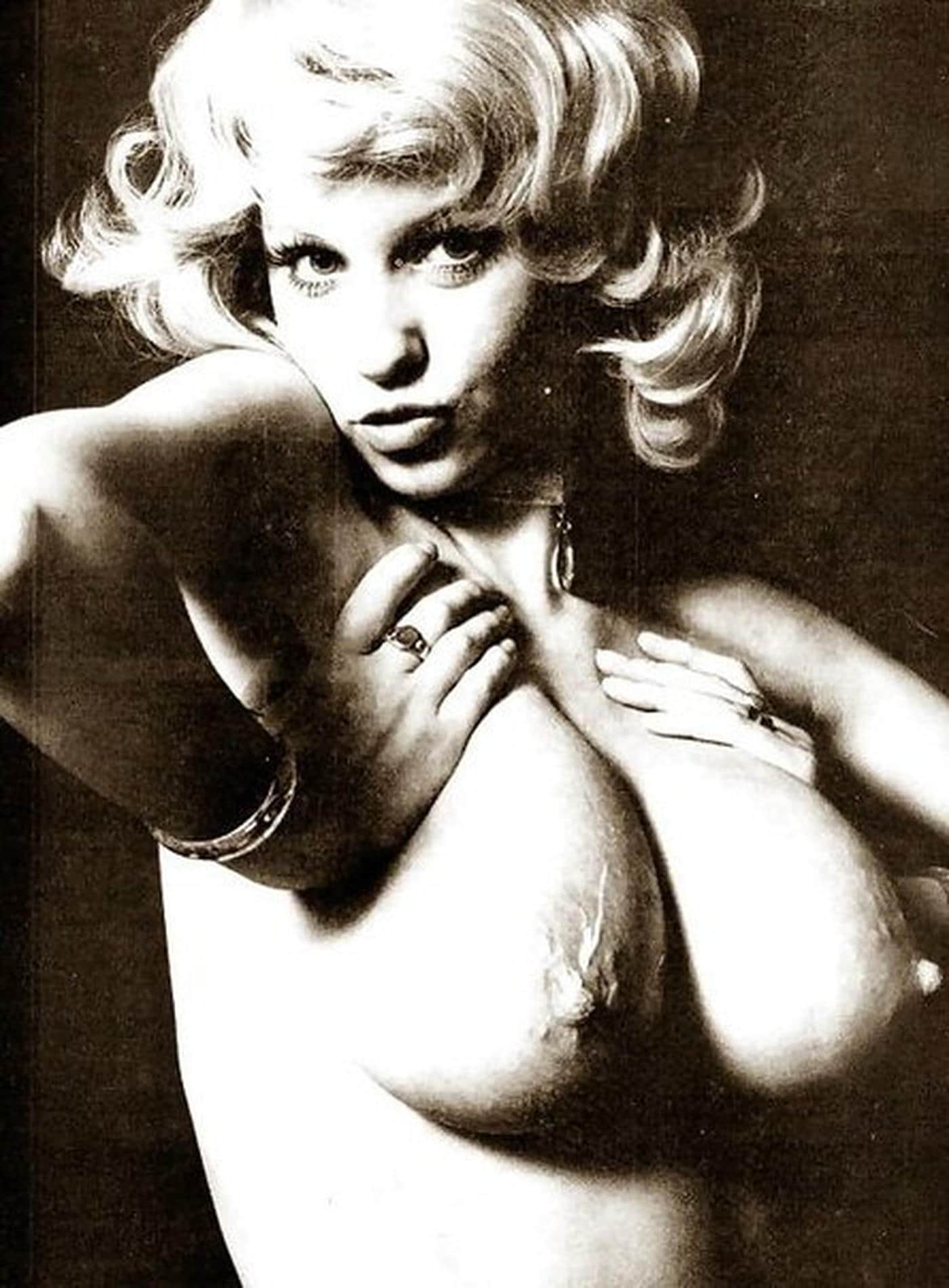 Roberta Pedon topless